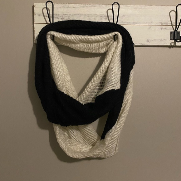 Aldo Long B/W Infinity Scarf - Picture 1 of 5